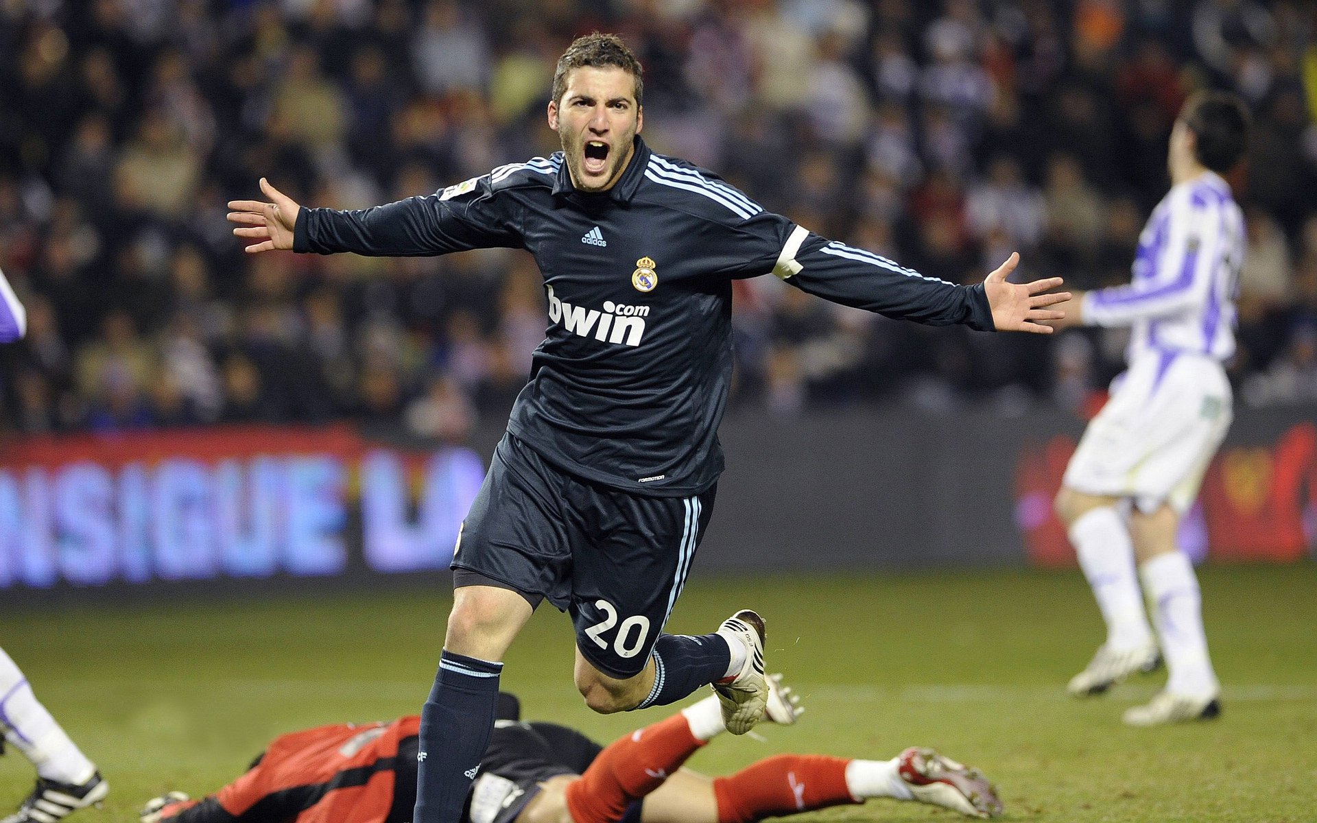 拉齐奥中路组织串联有效制造机会，拉齐奥足球俱乐部的辉煌时期